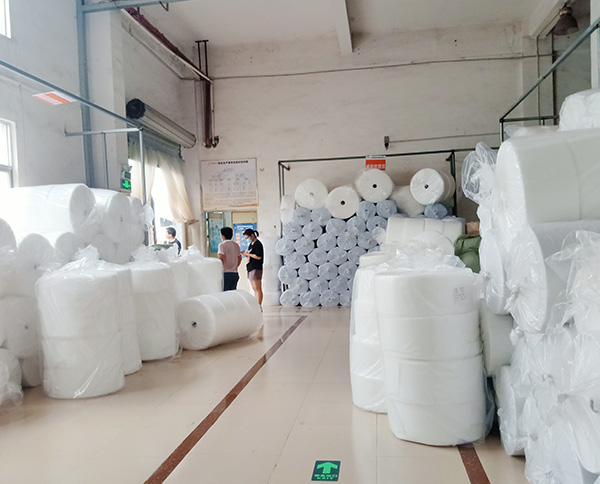 功夫不负有心人，这句话，小编想送给刚拿下120吨口罩针刺棉订单的东莞智成纤维业务符经理。每一场合作的背后，都不是一件容易的事，能成功合作，或是客户觉得合作方品牌可靠，亦或是相关人员服务周到。 6月17日，东莞智成纤维业务符经理终于获得深圳钟先生的认可?；匾淦鹩肷钲谥酉壬跫?，是两天前的6月15日，这次登门拜访，是深圳钟先生上门考察东莞智成纤维。此次考察智成，获得了深圳钟先生的极大认可，从钟先生口中得知，钟先生此前对比了很多厂家，但只有东莞智成纤维的环境卫生能达到他的标准，这也是智成人平时做好7s管理的体现。 6月15日当天下午东莞智成纤维业务吴总监到深圳和钟先生协商价格、合作等问题。晚上11点，智成纤维业务符经理不辞辛劳，把刚打好的样品送到深圳，让钟先生试样。 第三、第四次，是6月16日，符经理带上张技术上门进行技术指导。前前后后两天时间，终得深圳钟先生一句：合同马上签给你。 前有刘备三顾茅庐，后有智成符经理4次登门拜访，两者终得尽善尽美。东莞智成纤维的每一位销售人员，秉承着用心、不懈怠任何一位客户的工作态度，为客户服务着。