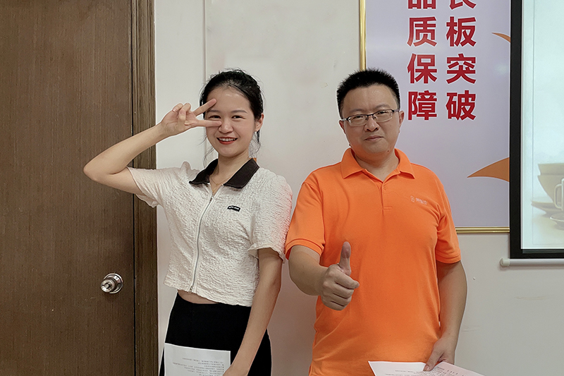 主持人鄒世曉、黃曉程